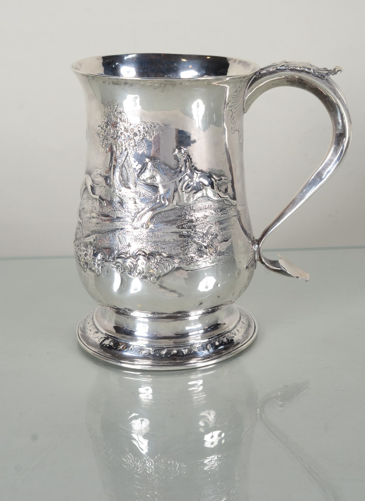 Caneca de prata inglesa contrastada ricamente decorada com cenas de... - foto 7 de 11
