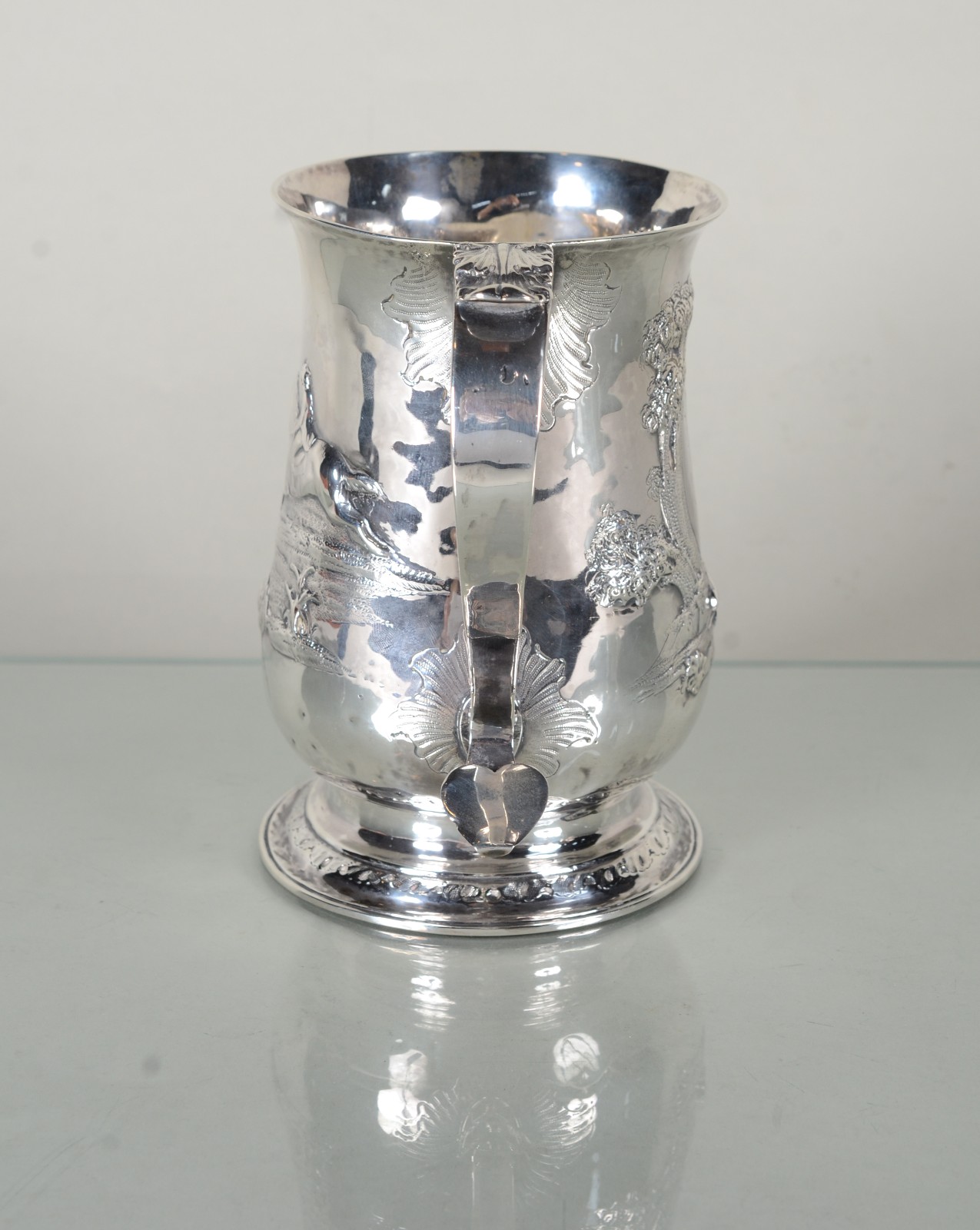 Caneca de prata inglesa contrastada ricamente decorada com cenas de... - foto 8 de 11