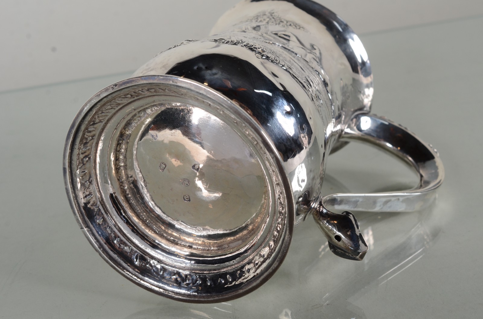 Caneca de prata inglesa contrastada ricamente decorada com cenas de... - foto 9 de 11