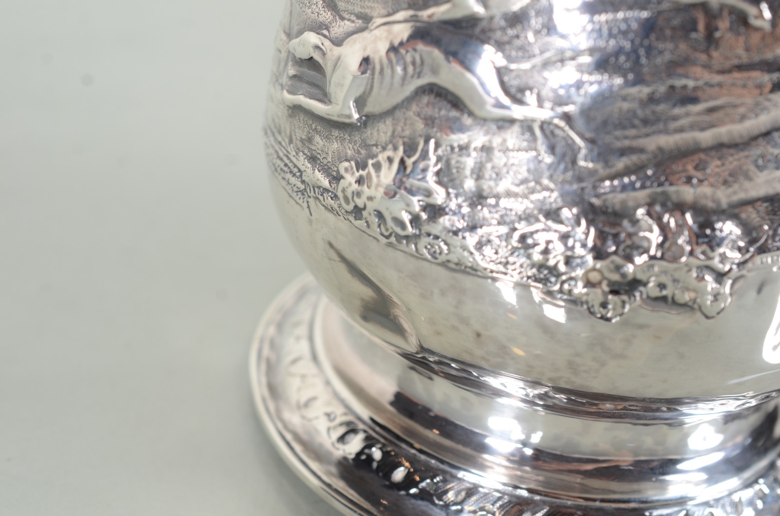 Caneca de prata inglesa contrastada ricamente decorada com cenas de... - foto 11 de 11