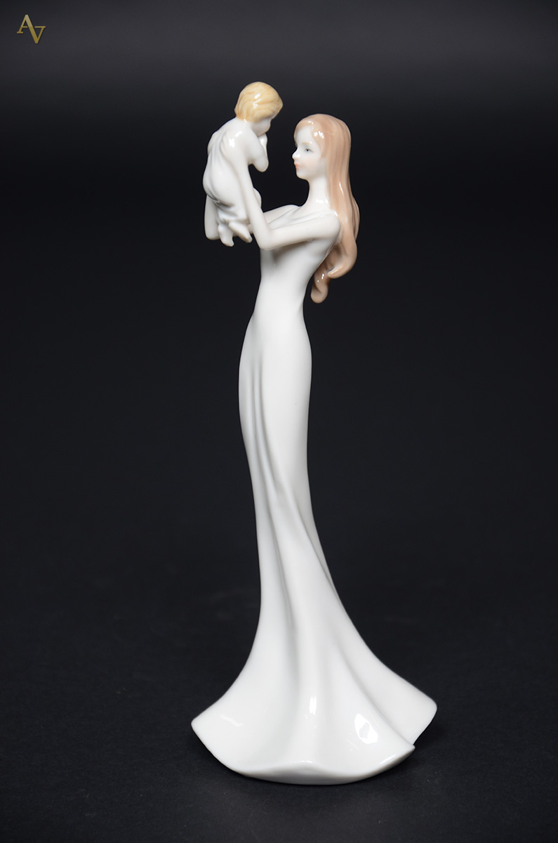 Estatueta em porcelana "Maternidade". Altura 21 cm. - foto 1 de 2