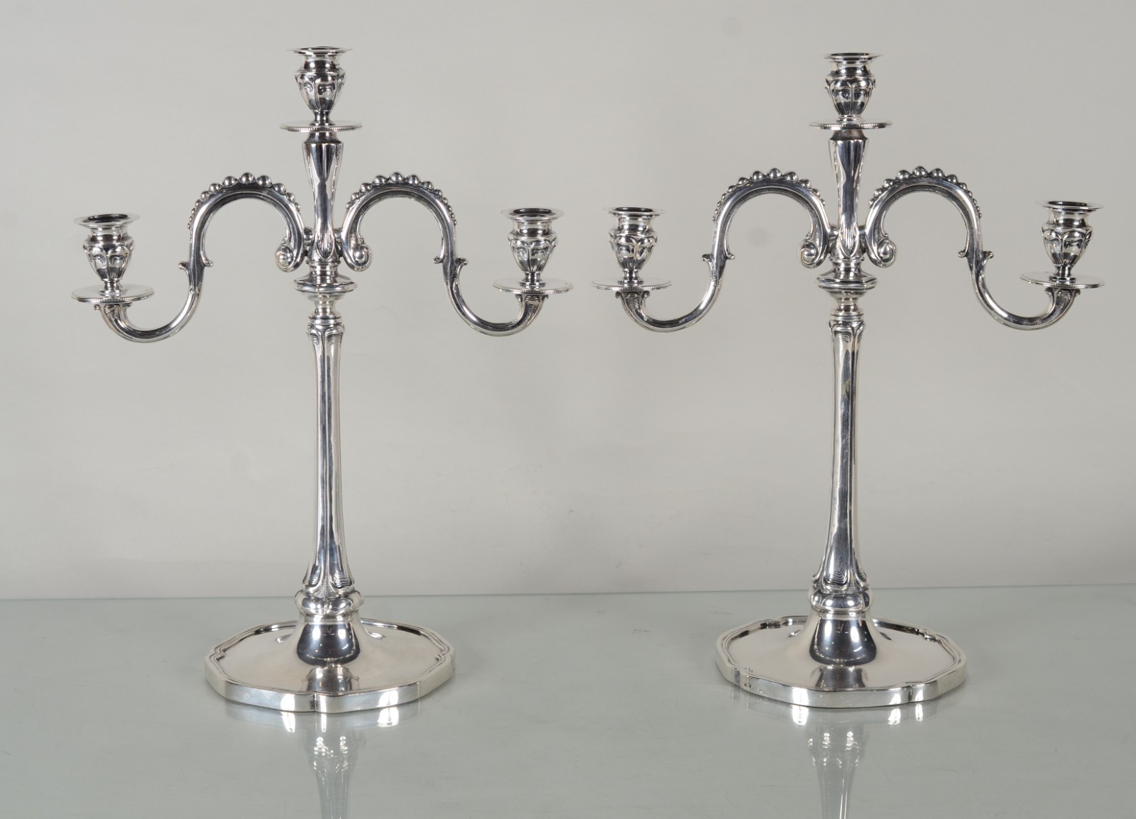 Par de candelabros para 3 velas cada de prata portuguesa contraste... - foto 1 de 8