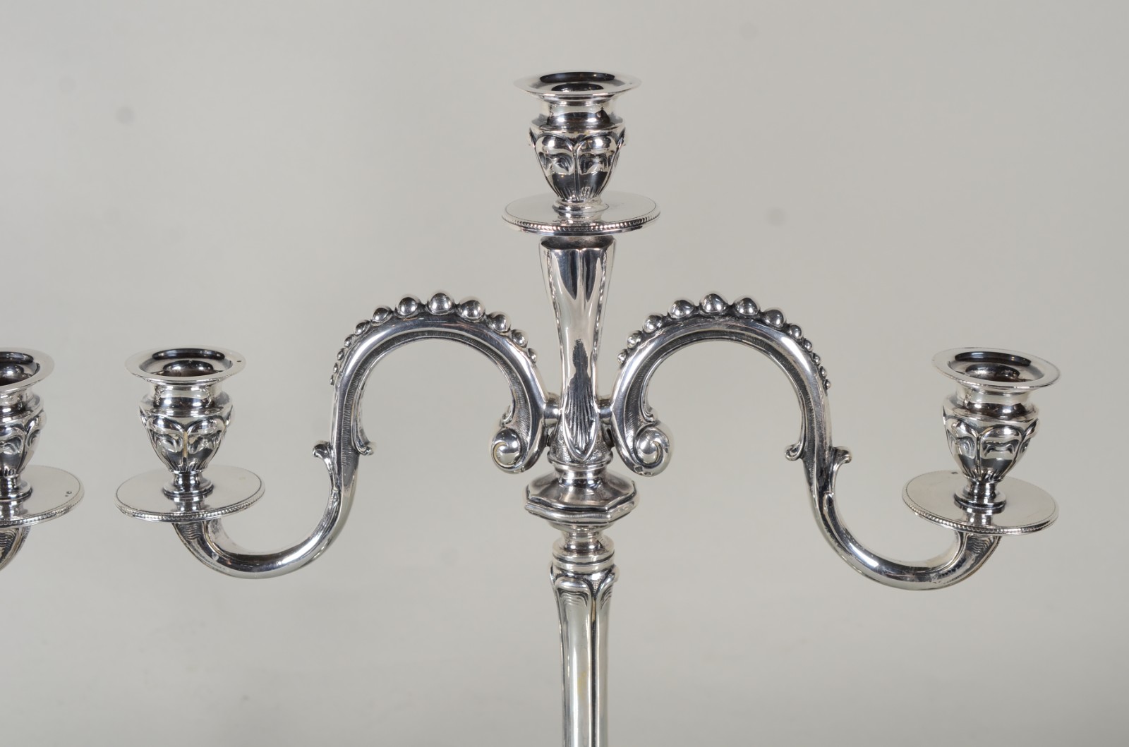 Par de candelabros para 3 velas cada de prata portuguesa contraste... - foto 2 de 8