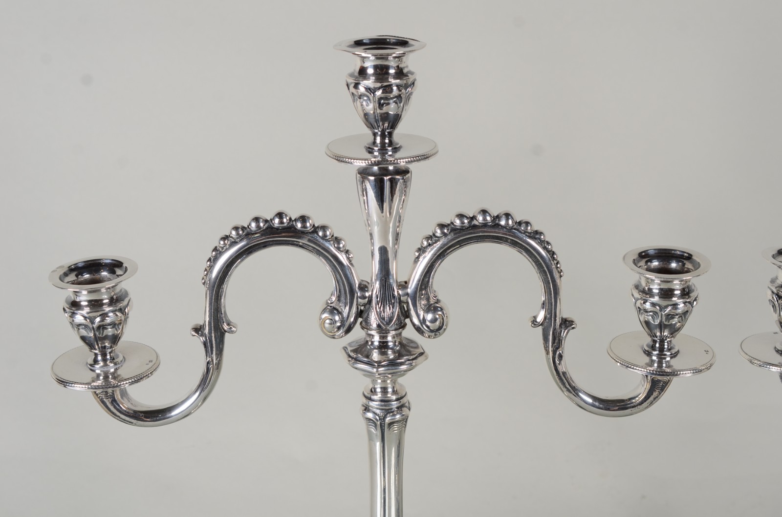 Par de candelabros para 3 velas cada de prata portuguesa contraste... - foto 3 de 8