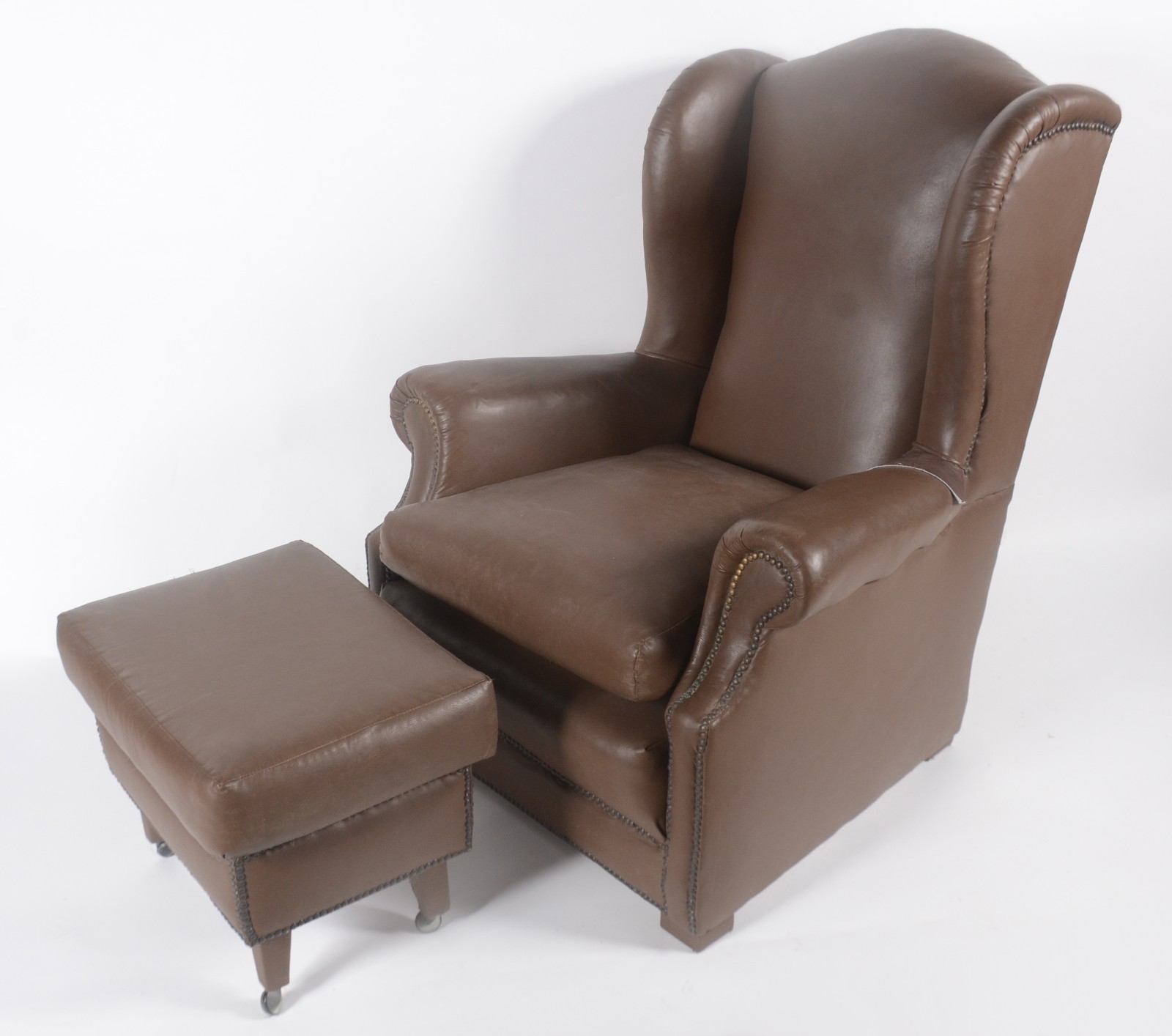 Bergere com banqueta estofados e forrados em couro sintético com... - foto 1 de 8