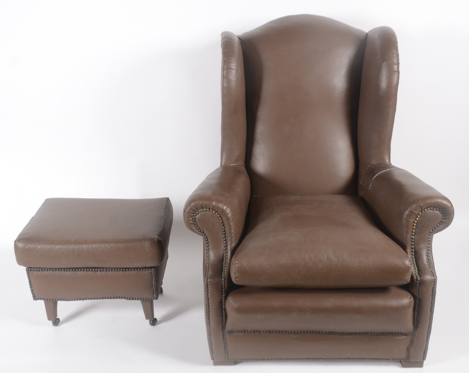 Bergere com banqueta estofados e forrados em couro sintético com... - foto 2 de 8