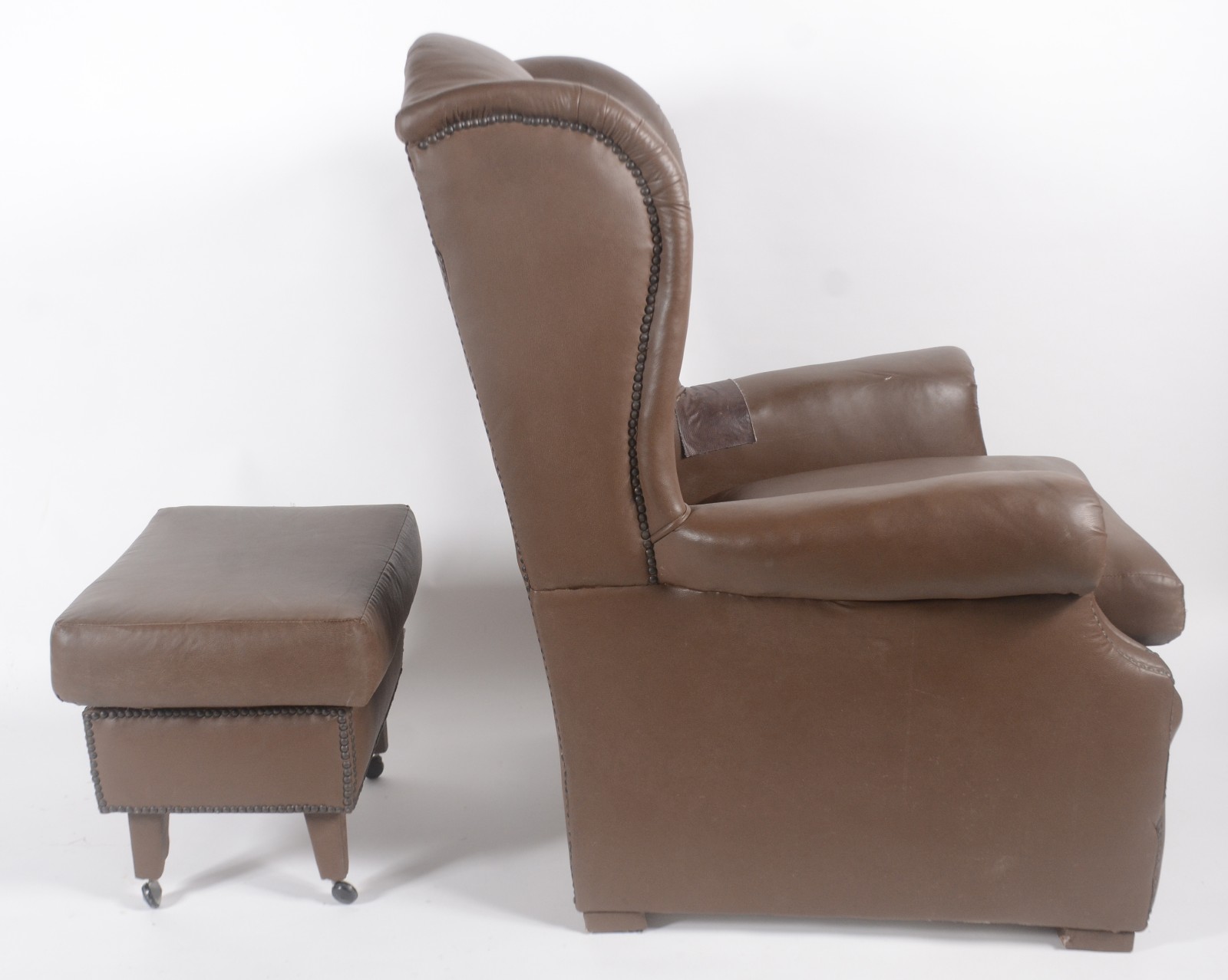 Bergere com banqueta estofados e forrados em couro sintético com... - foto 3 de 8