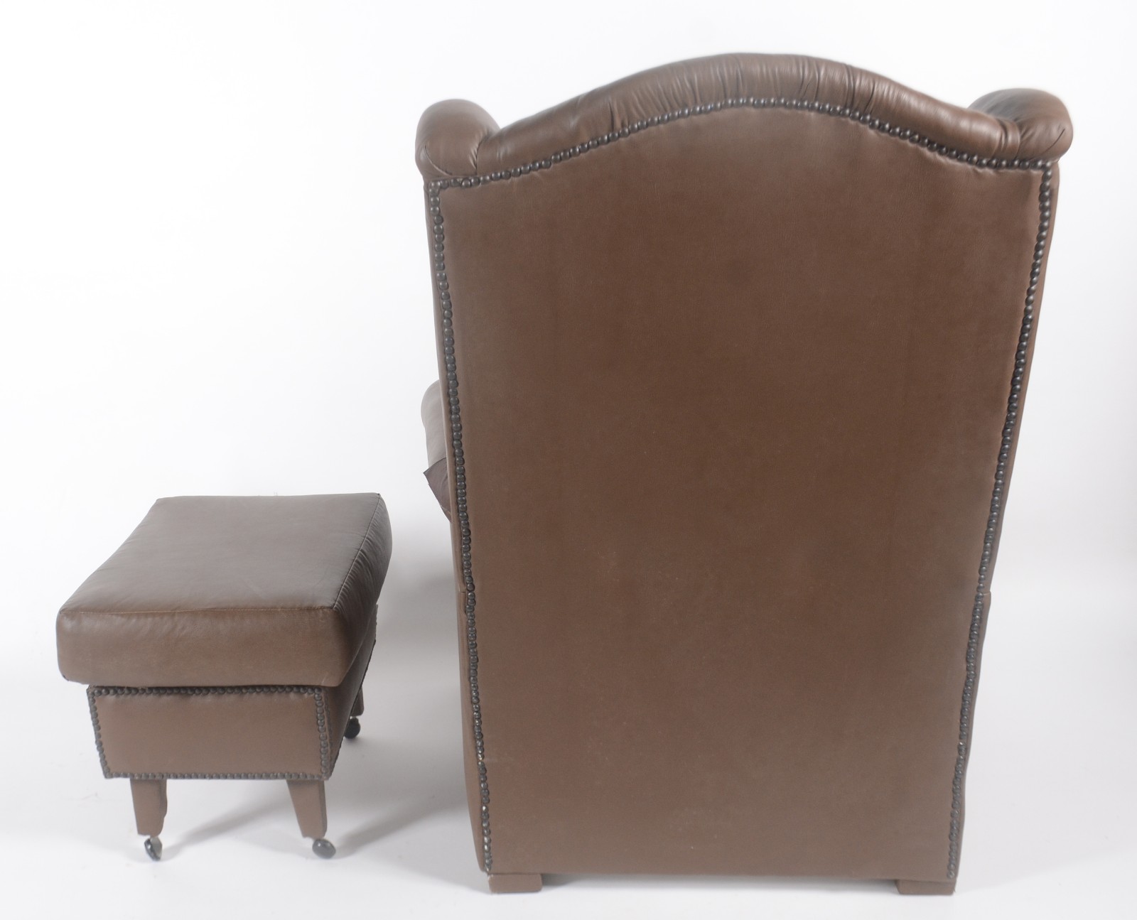 Bergere com banqueta estofados e forrados em couro sintético com... - foto 4 de 8