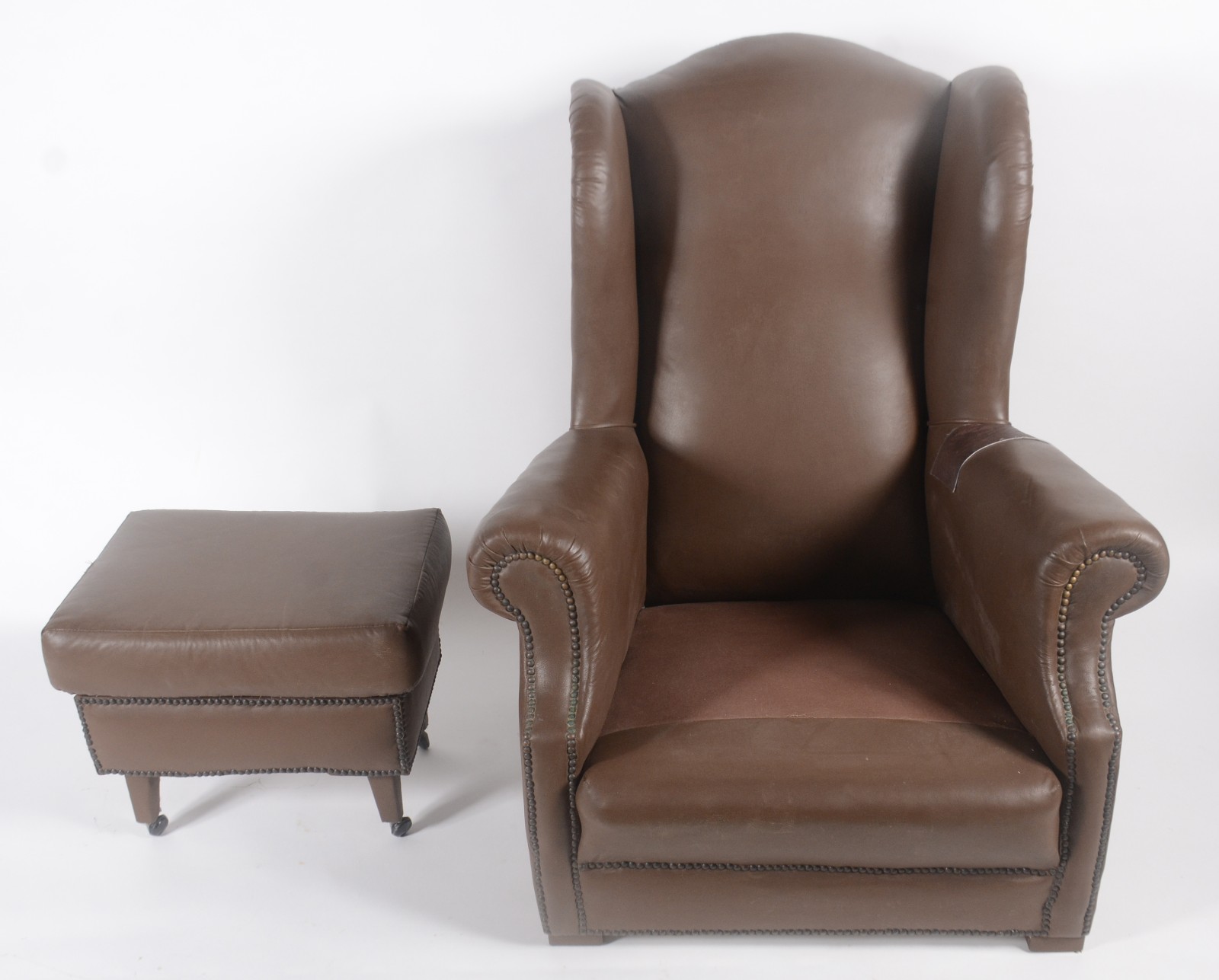 Bergere com banqueta estofados e forrados em couro sintético com... - foto 5 de 8