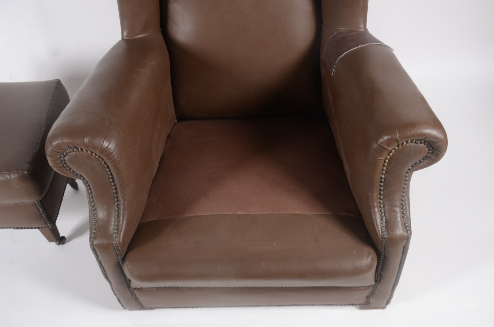 Bergere com banqueta estofados e forrados em couro sintético com... - foto 8 de 8