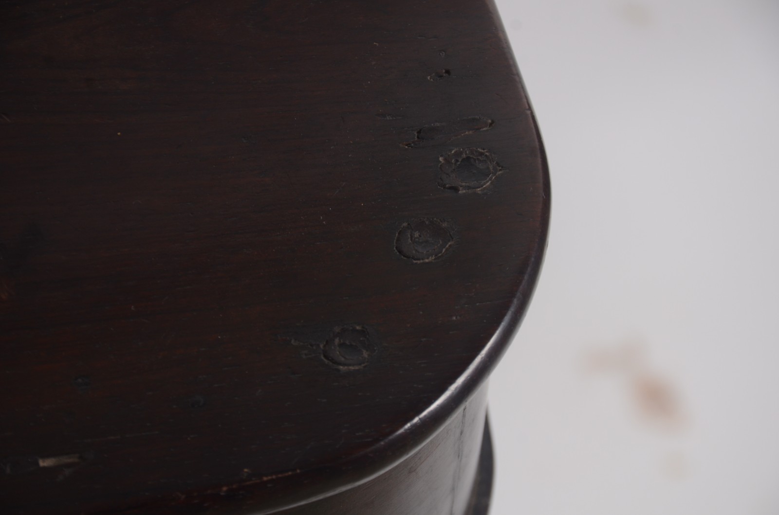 Aparador de madeira nobre, tampo apoiado em coluna central torneada... - foto 8 de 8