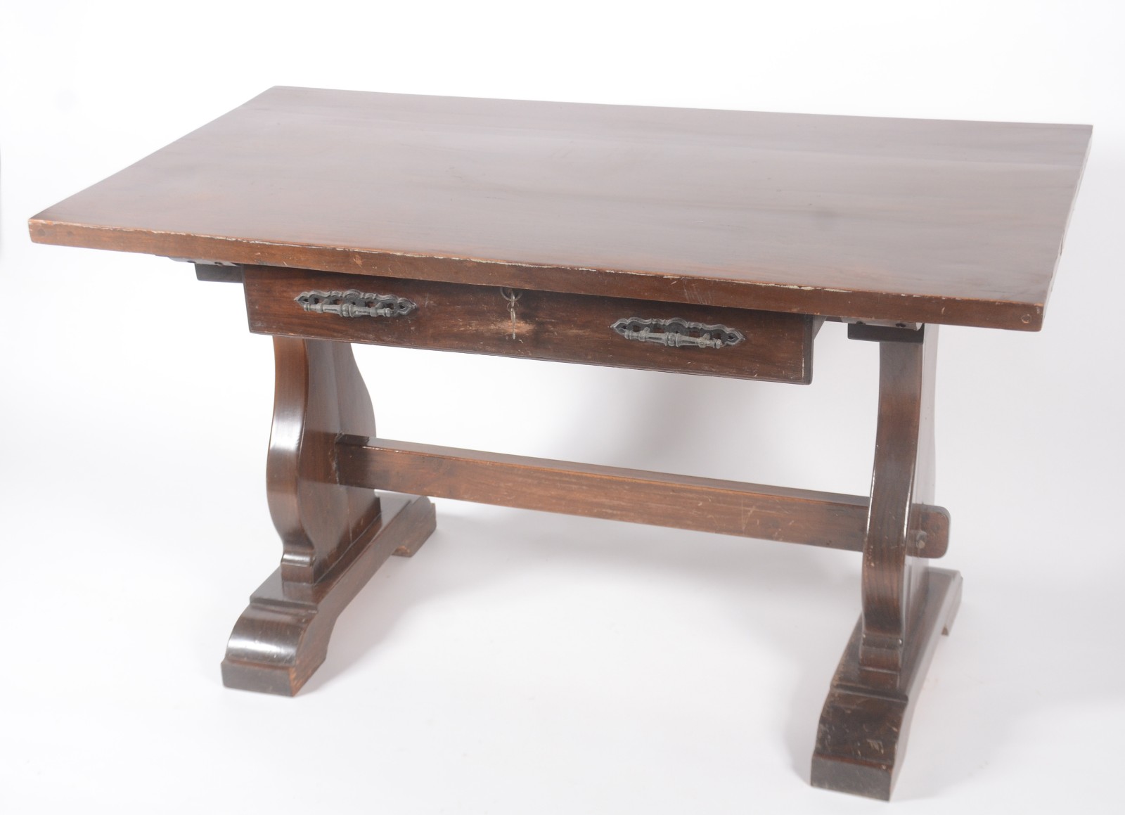 Mesa auxiliar de madeira, estilo colonial brasileira, uma gaveta e... - foto 1 de 8