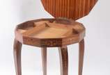 Mesa costureira italiana de madeira marchetada ... - Mesa costureira italiana de madeira marchetada com caixa de música. Máquina precisando de reparos. Pequenos desgastes.