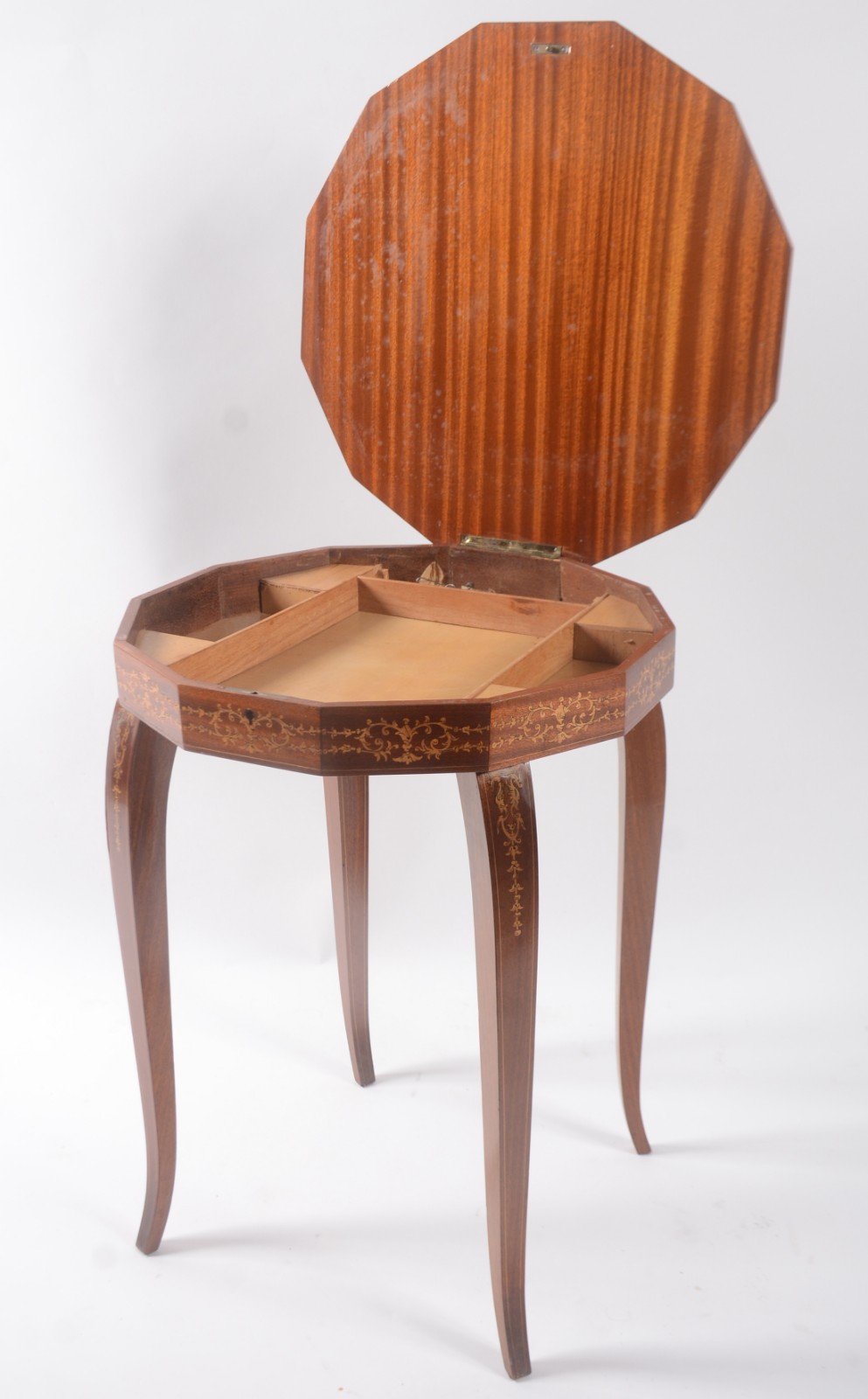 Mesa costureira italiana de madeira marchetada com caixa de música... - foto 2 de 9