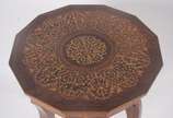 Mesa costureira italiana de madeira marchetada ... - Mesa costureira italiana de madeira marchetada com caixa de música. Máquina precisando de reparos. Pequenos desgastes.
