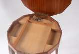 Mesa costureira italiana de madeira marchetada ... - Mesa costureira italiana de madeira marchetada com caixa de música. Máquina precisando de reparos. Pequenos desgastes.