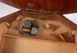 Mesa costureira italiana de madeira marchetada ... - Mesa costureira italiana de madeira marchetada com caixa de música. Máquina precisando de reparos. Pequenos desgastes.