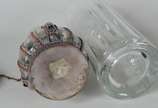 Duas peças de cristal/vidro, sendo: Tankard com... - Duas peças de cristal/vidro, sendo: Tankard com tampa de pewter (encaixe quebrado) e pequena garrafa de vidro moldado com guarnição de metal.