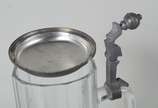 Duas peças de cristal/vidro, sendo: Tankard com... - Duas peças de cristal/vidro, sendo: Tankard com tampa de pewter (encaixe quebrado) e pequena garrafa de vidro moldado com guarnição de metal.