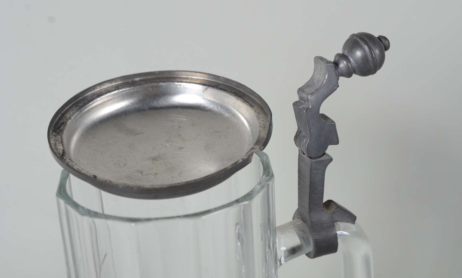 Duas peças de cristal/vidro, sendo: Tankard com tampa de pewter... - foto 7 de 11