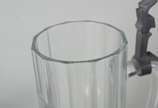 Duas peças de cristal/vidro, sendo: Tankard com... - Duas peças de cristal/vidro, sendo: Tankard com tampa de pewter (encaixe quebrado) e pequena garrafa de vidro moldado com guarnição de metal.