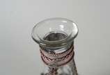 Duas peças de cristal/vidro, sendo: Tankard com... - Duas peças de cristal/vidro, sendo: Tankard com tampa de pewter (encaixe quebrado) e pequena garrafa de vidro moldado com guarnição de metal.