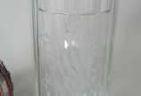 Duas peças de cristal/vidro, sendo: Tankard com... - Duas peças de cristal/vidro, sendo: Tankard com tampa de pewter (encaixe quebrado) e pequena garrafa de vidro moldado com guarnição de metal.