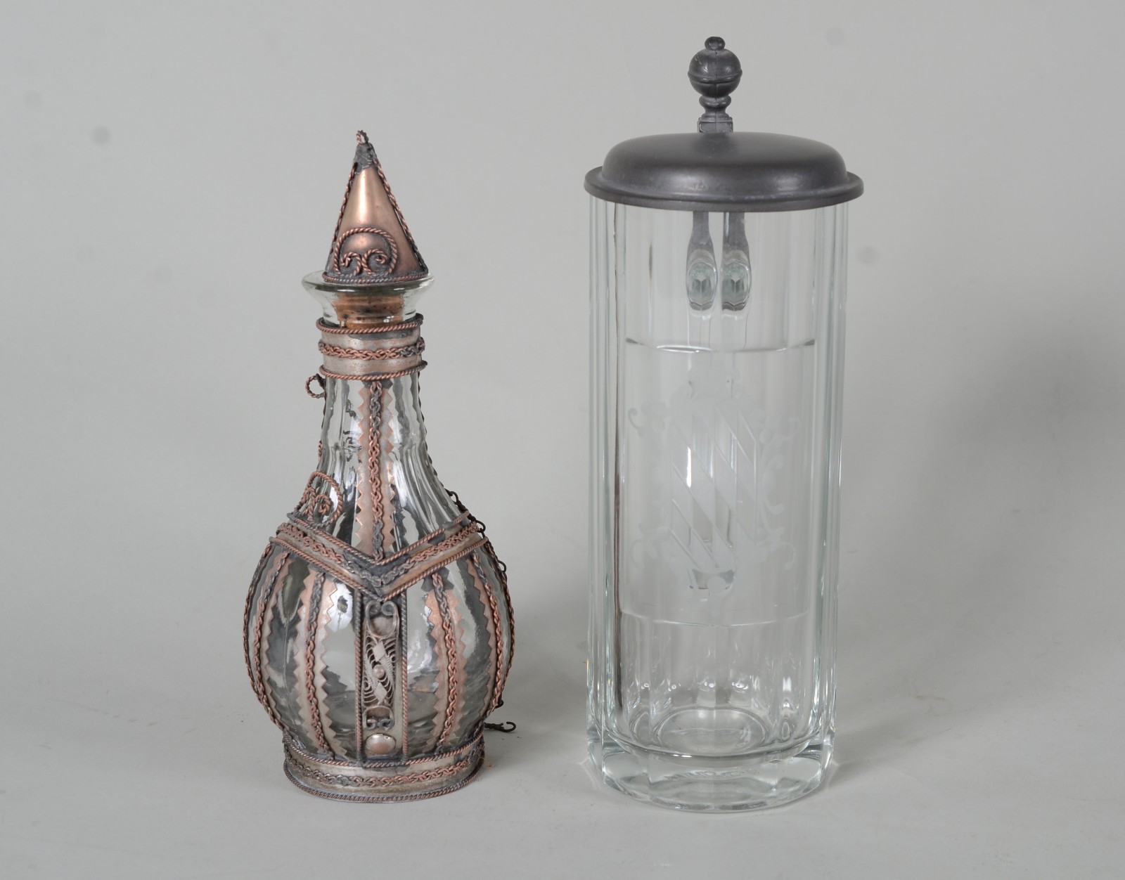 Duas peças de cristal/vidro, sendo: Tankard com tampa de pewter... - foto 1 de 11