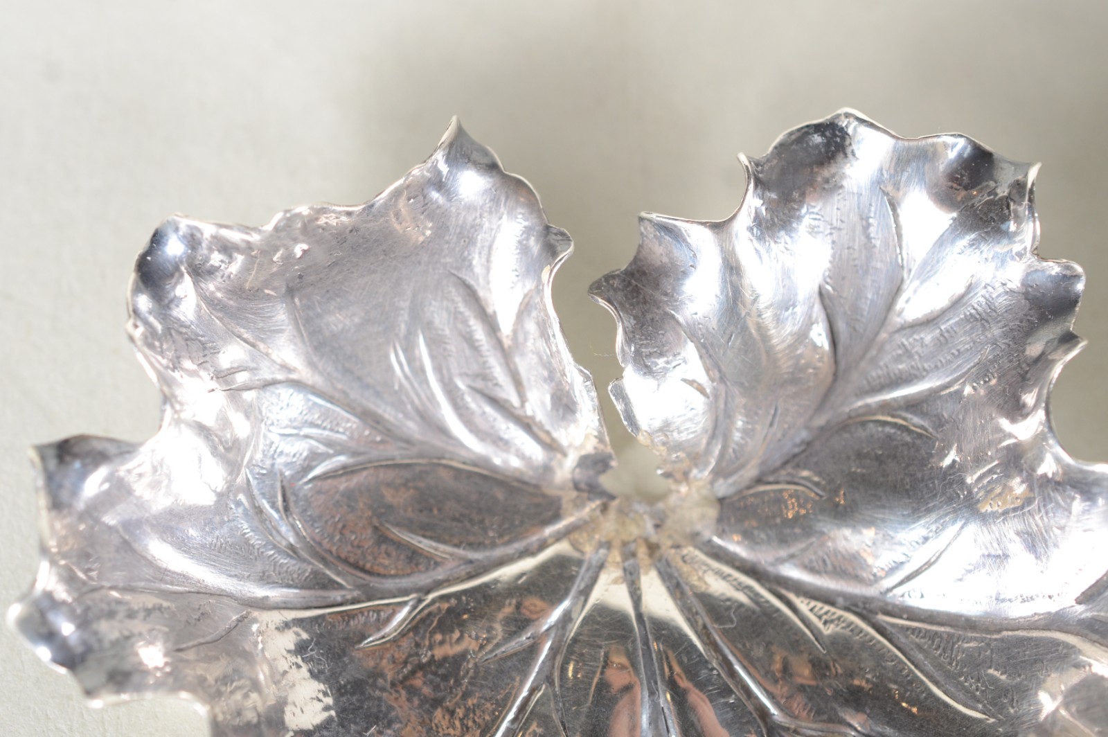 Doze pequenas peças de prata, sendo: potiche, caixa com flor em... - foto 6 de 11