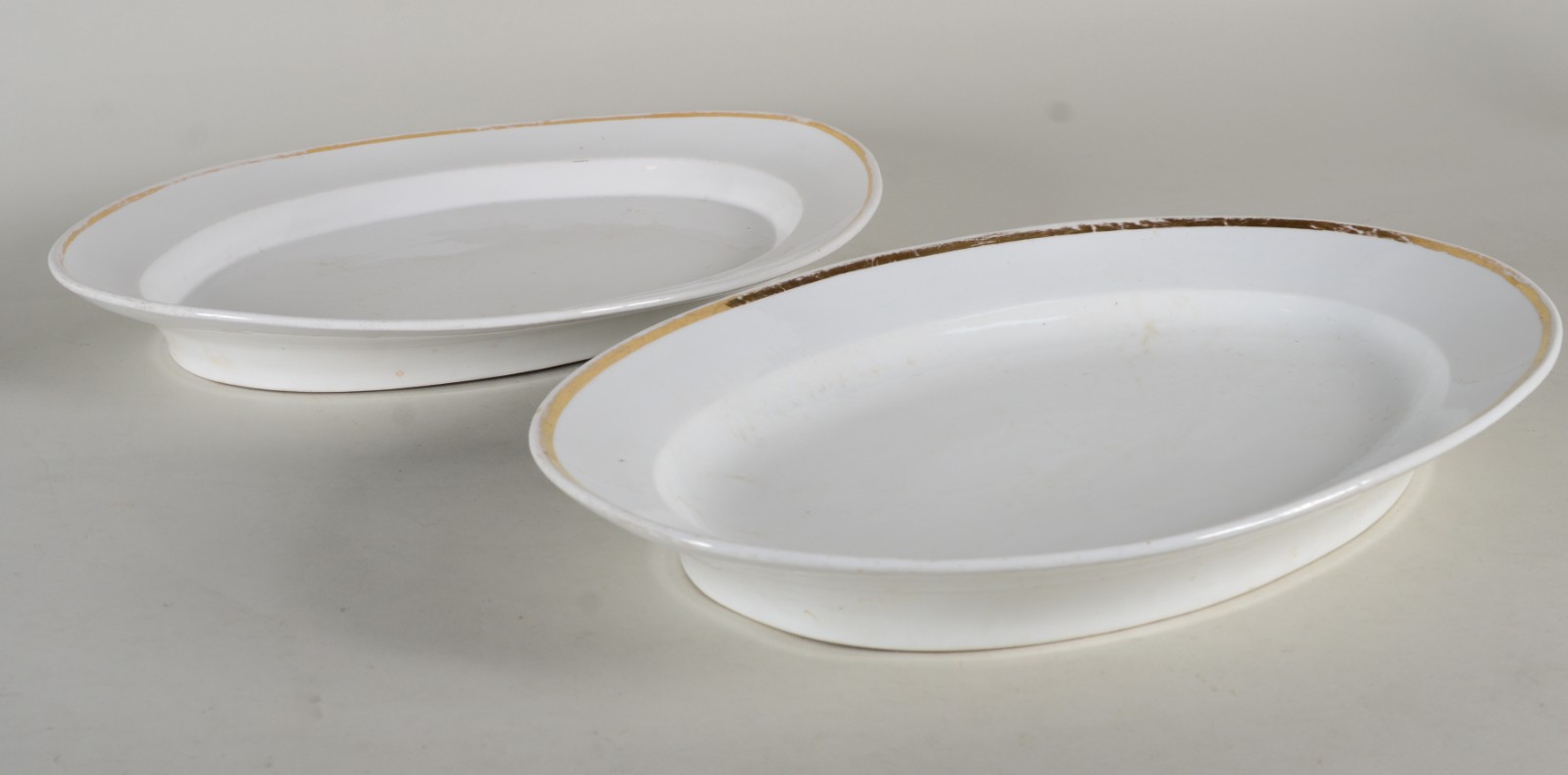 Duas antigas travessas de porcelana alemã branca com frisos dourados... - foto 1 de 4