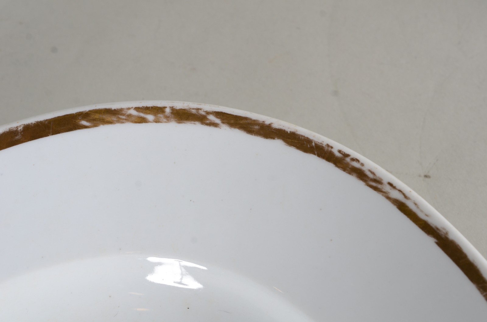 Duas antigas travessas de porcelana alemã branca com frisos dourados... - foto 2 de 4