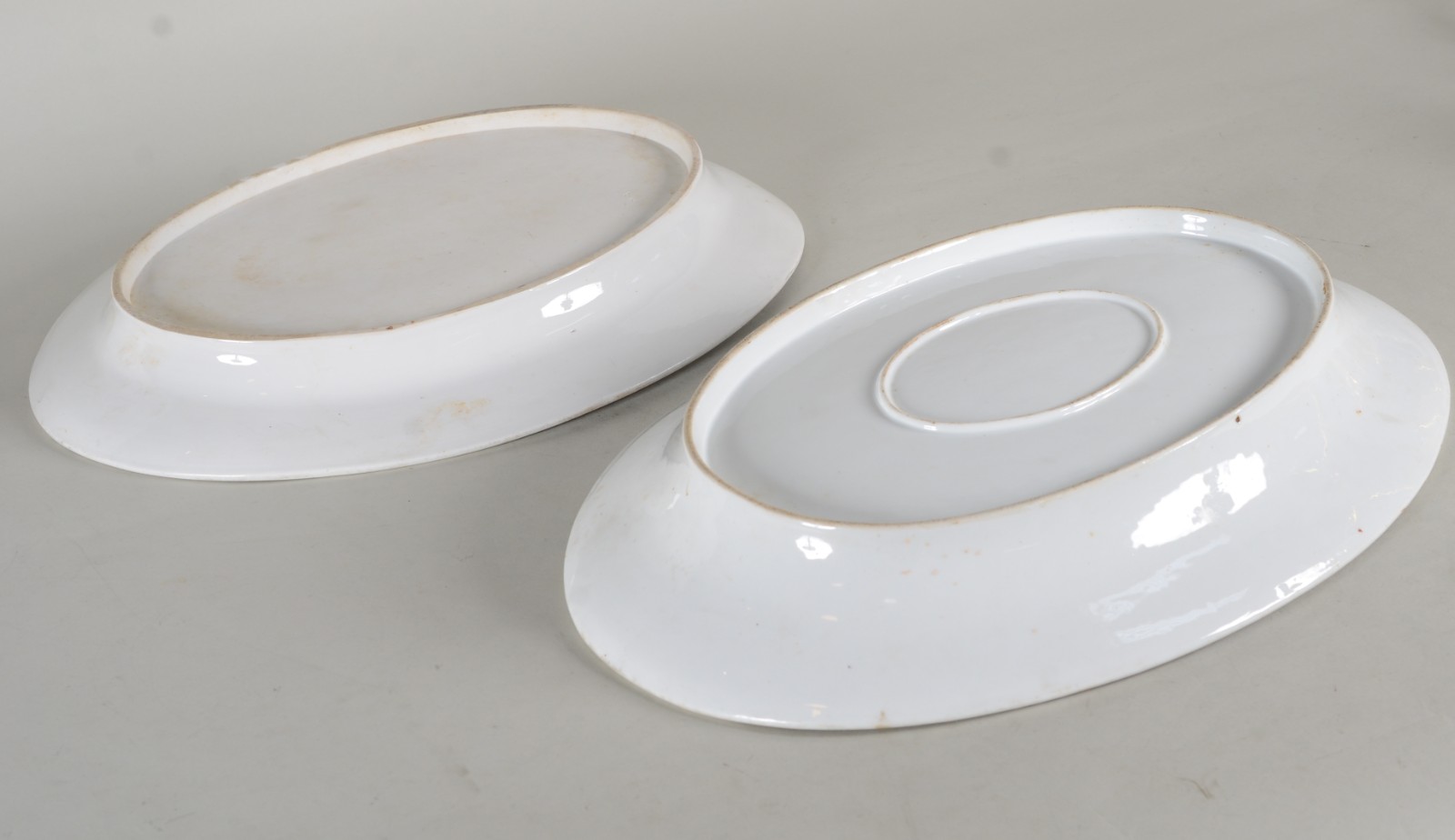 Duas antigas travessas de porcelana alemã branca com frisos dourados... - foto 3 de 4