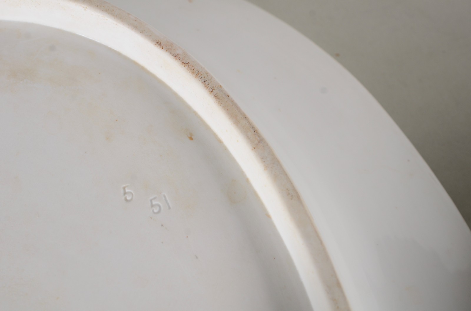 Duas antigas travessas de porcelana alemã branca com frisos dourados... - foto 4 de 4