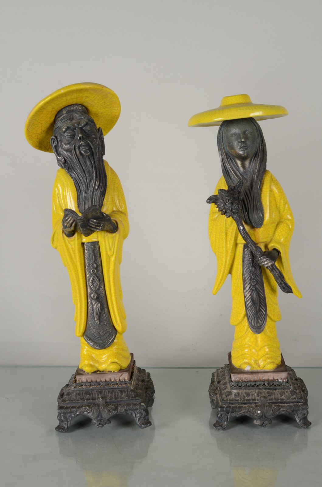 Par de estatuetas orientais de faiança craquelê na cor amarela e... - foto 1 de 9
