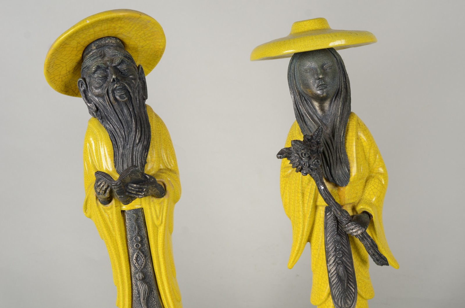 Par de estatuetas orientais de faiança craquelê na cor amarela e... - foto 2 de 9