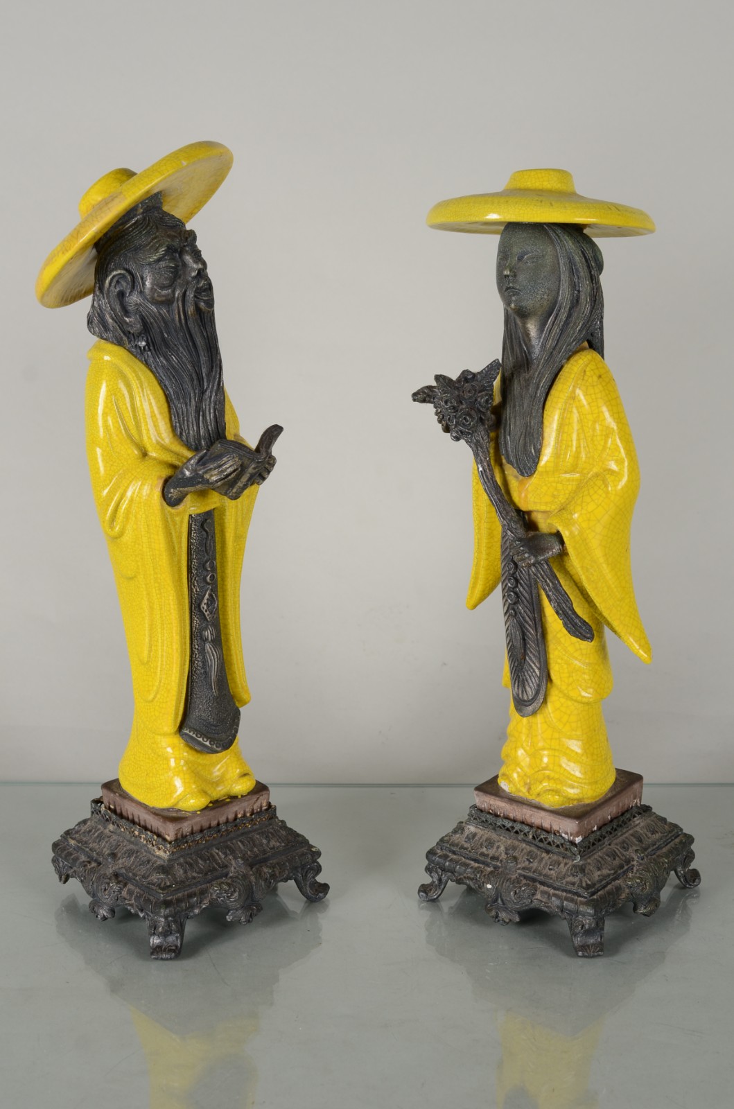 Par de estatuetas orientais de faiança craquelê na cor amarela e... - foto 3 de 9