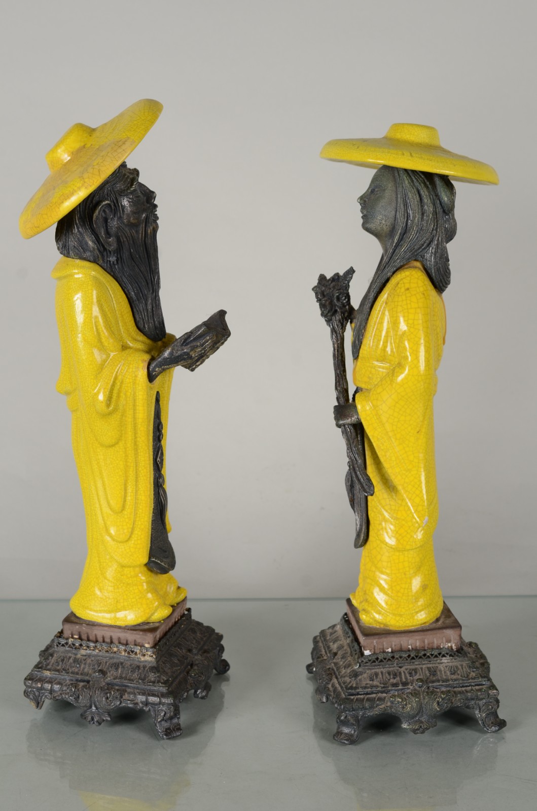 Par de estatuetas orientais de faiança craquelê na cor amarela e... - foto 4 de 9