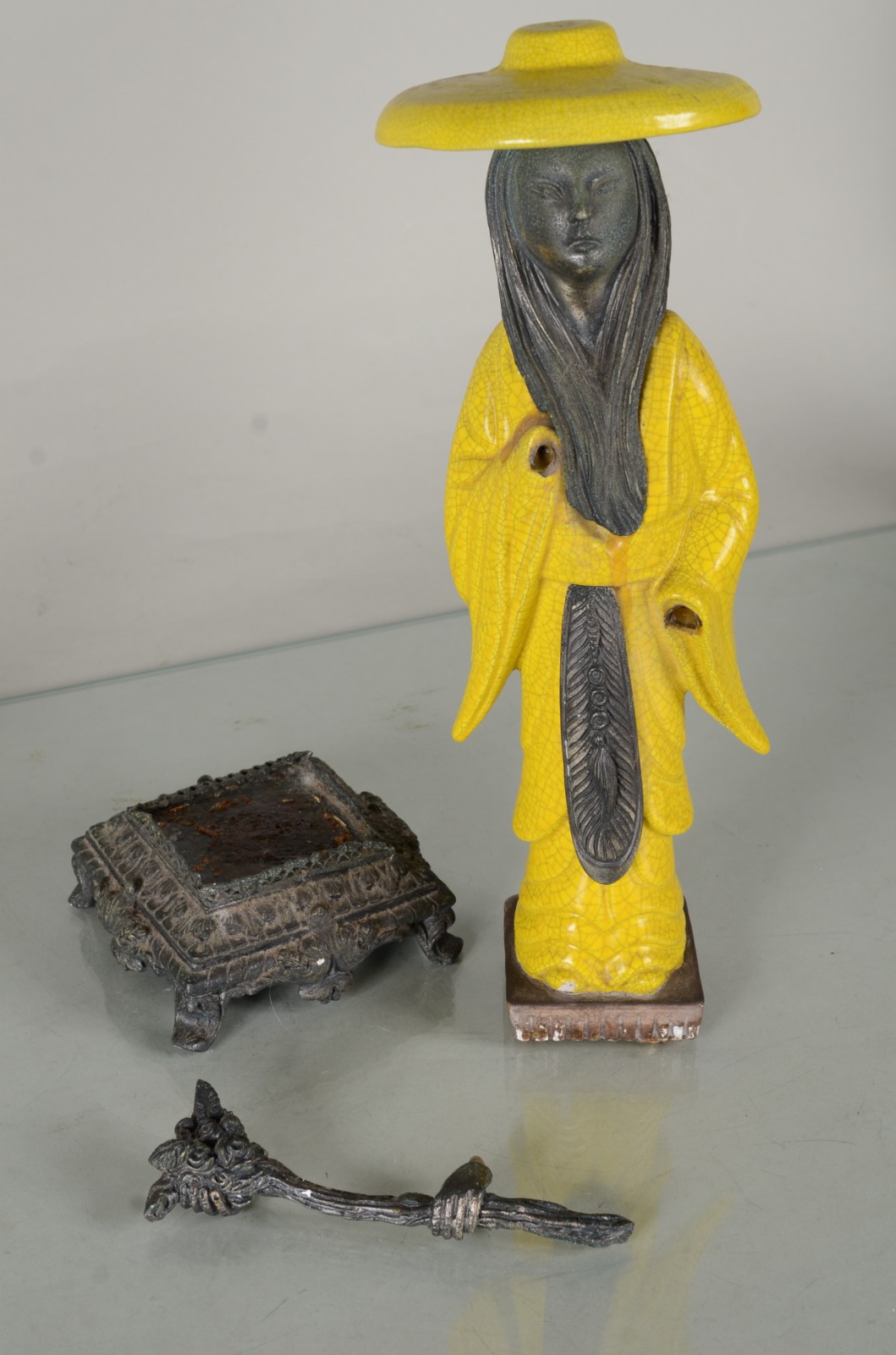 Par de estatuetas orientais de faiança craquelê na cor amarela e... - foto 9 de 9