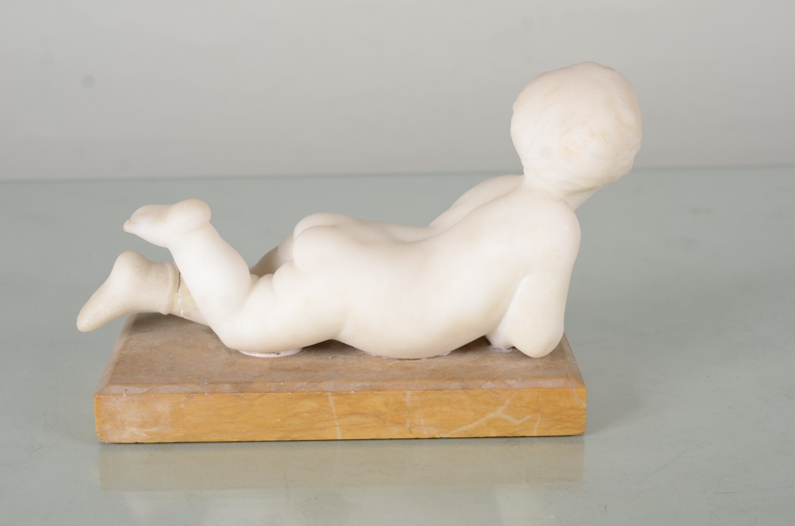 Estatueta de mármore representando criança. Pé colado. Base de... - foto 4 de 7