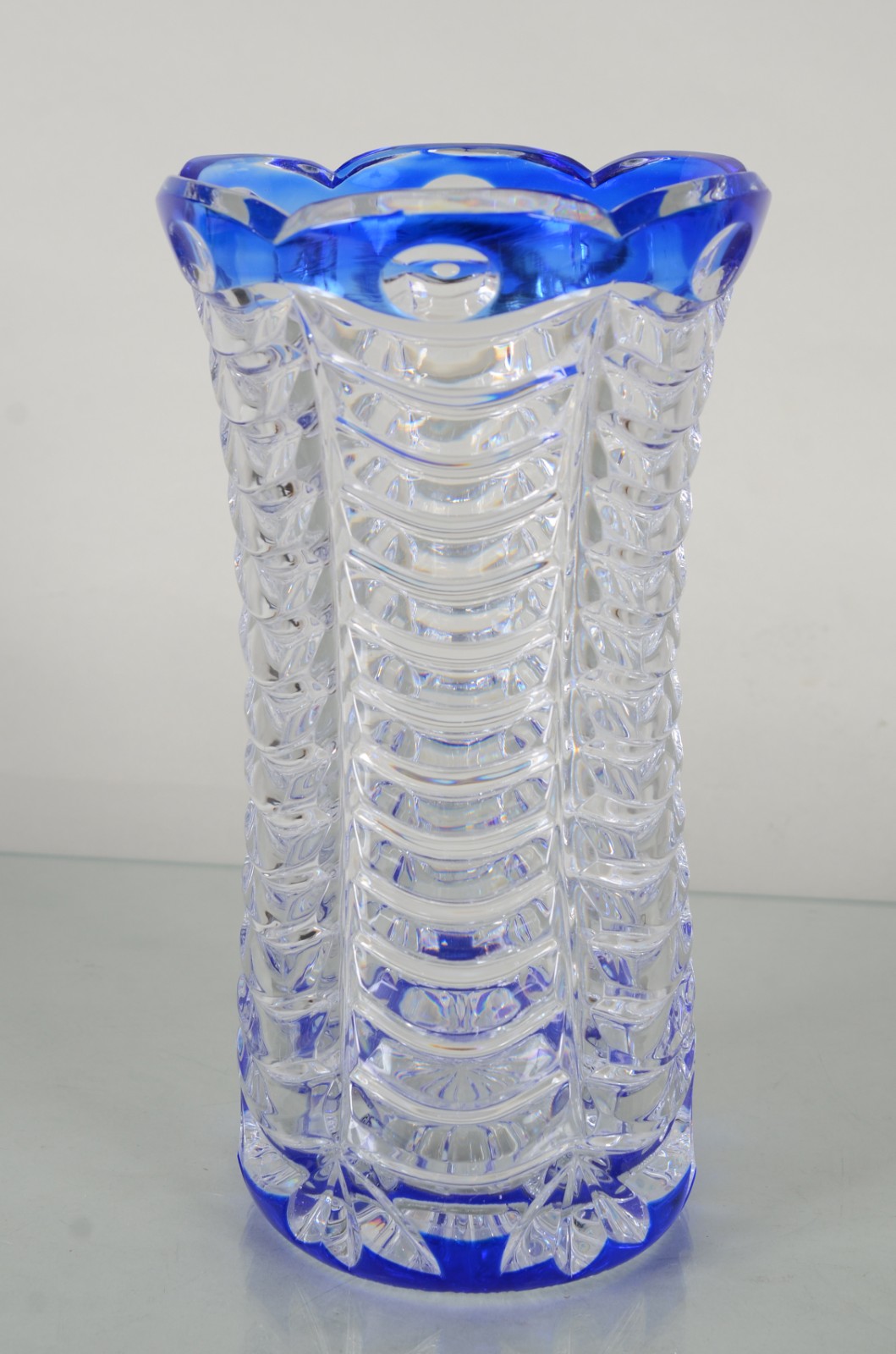 Vaso de cristal lapidado com detalhes em azul. - foto 1 de 7
