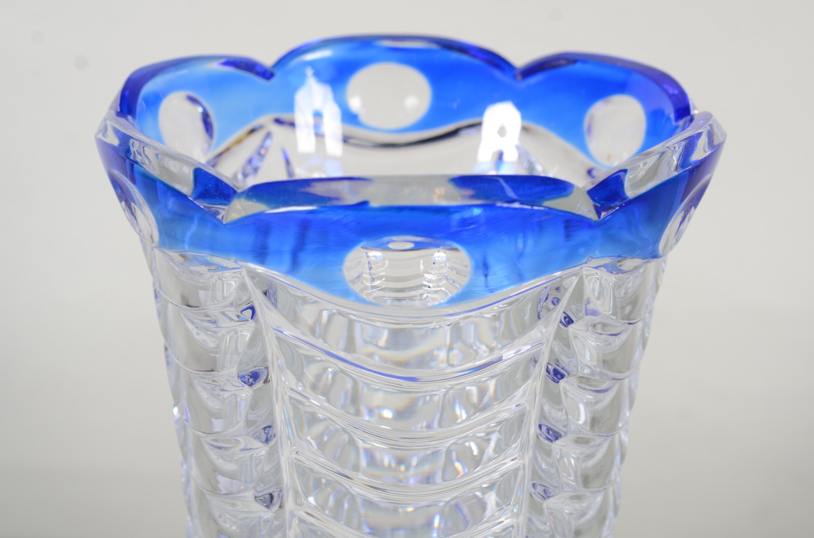 Vaso de cristal lapidado com detalhes em azul. - foto 2 de 7