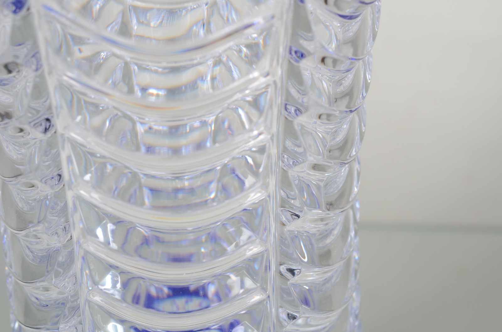 Vaso de cristal lapidado com detalhes em azul. - foto 3 de 7