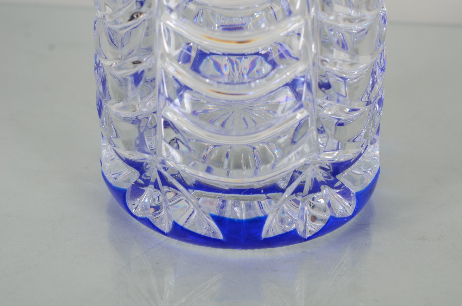 Vaso de cristal lapidado com detalhes em azul. - foto 4 de 7