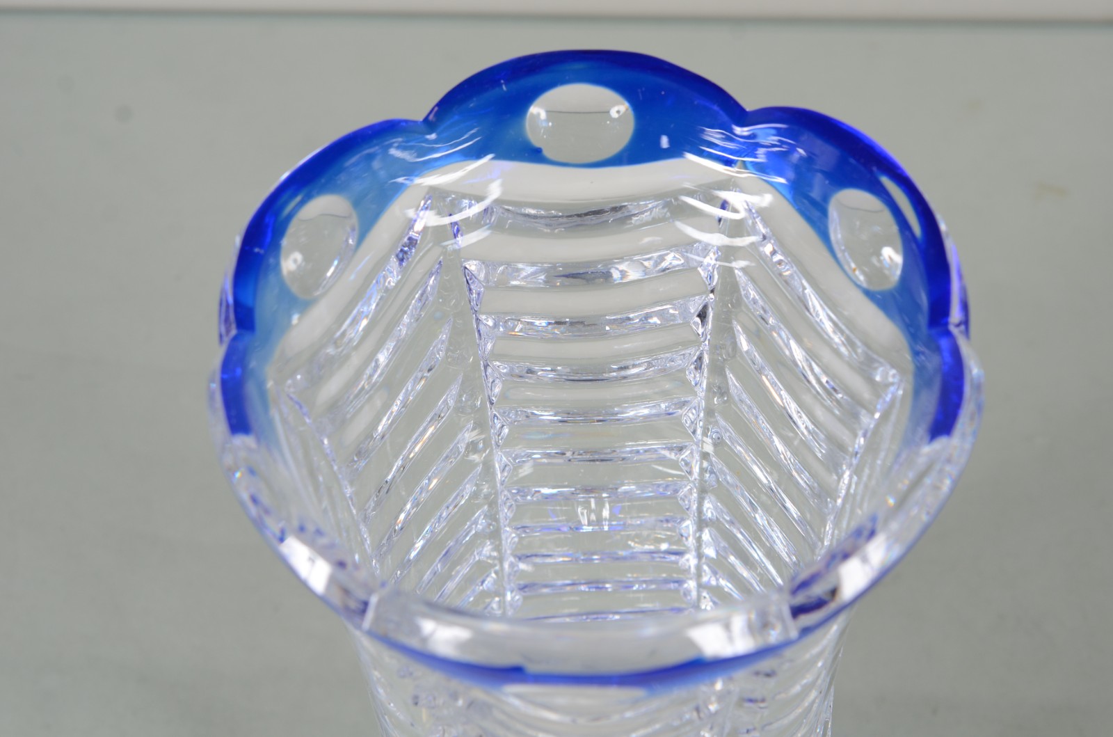 Vaso de cristal lapidado com detalhes em azul. - foto 5 de 7