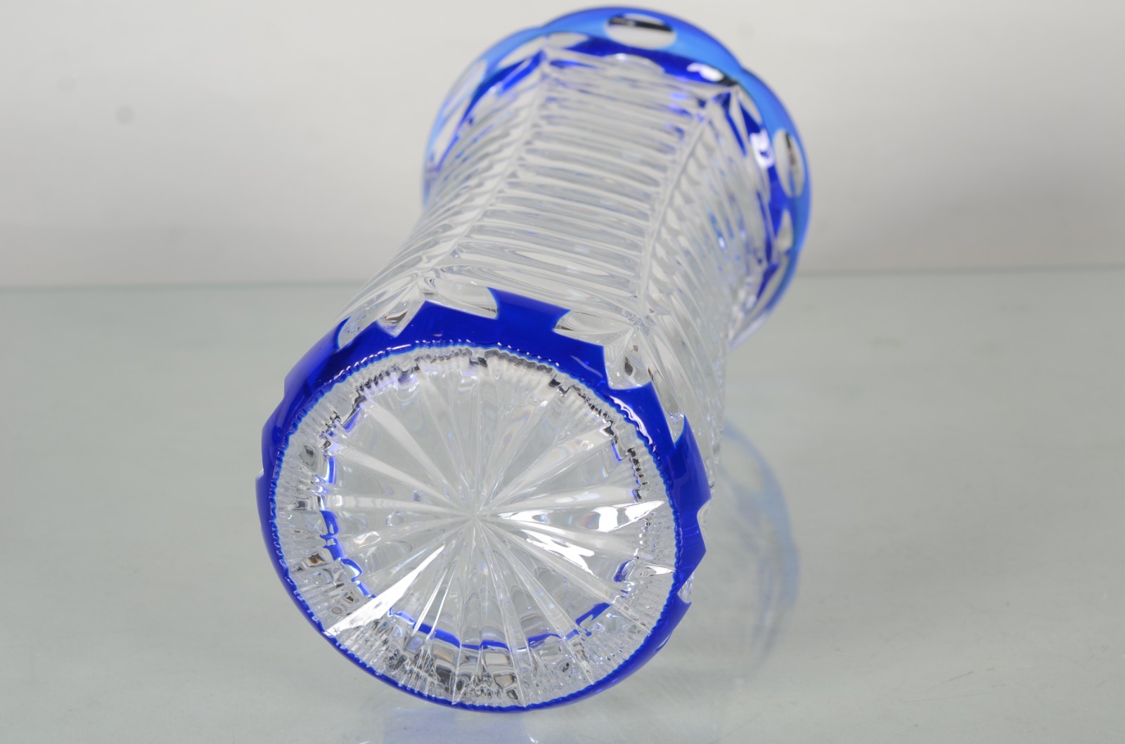 Vaso de cristal lapidado com detalhes em azul. - foto 6 de 7