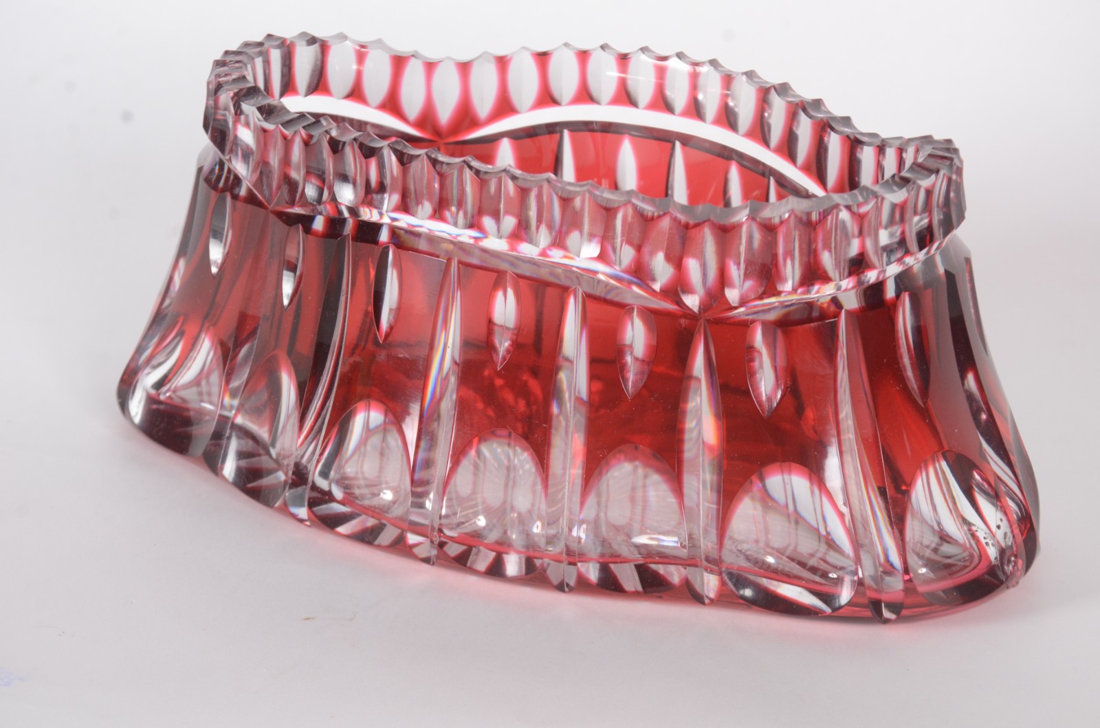 Bowl feitio navete de cristal europeu doublé rubi lapidado, borda... - foto 1 de 6