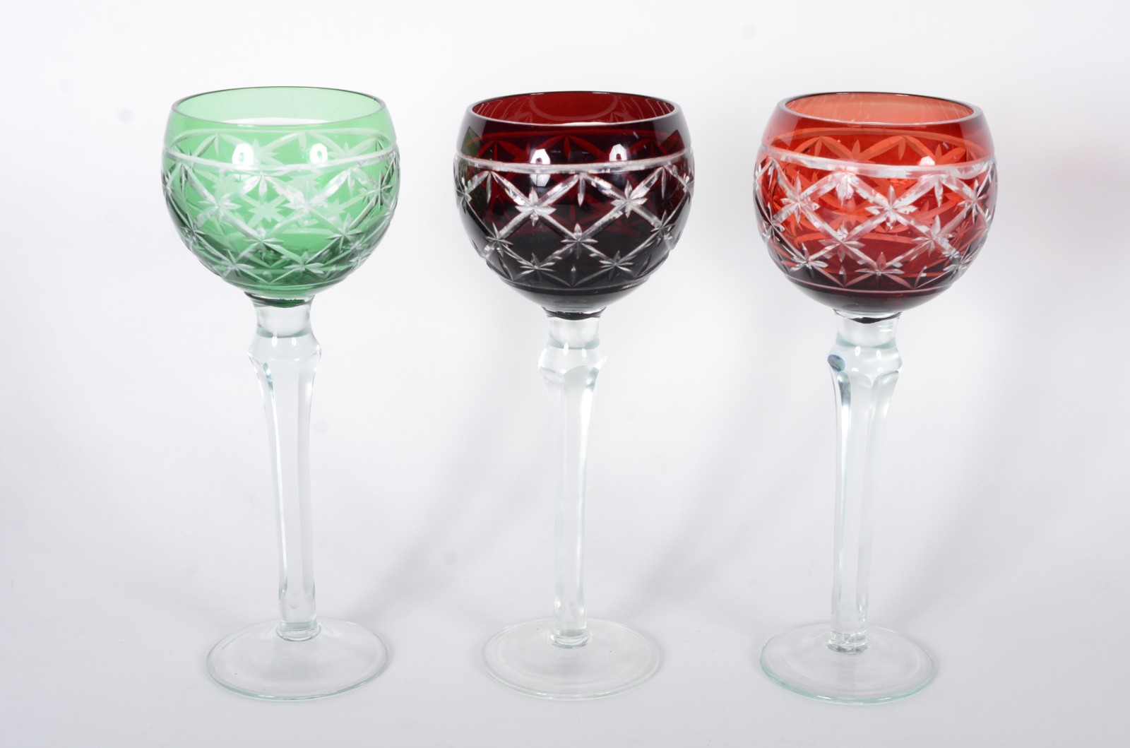 Três cálices para vinho de cristal lapidado doublé em diversas cores. - foto 1 de 6