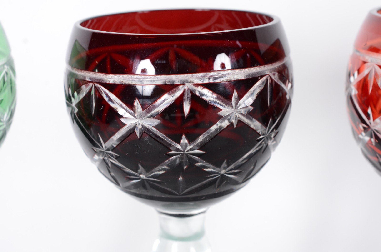 Três cálices para vinho de cristal lapidado doublé em diversas cores. - foto 2 de 6