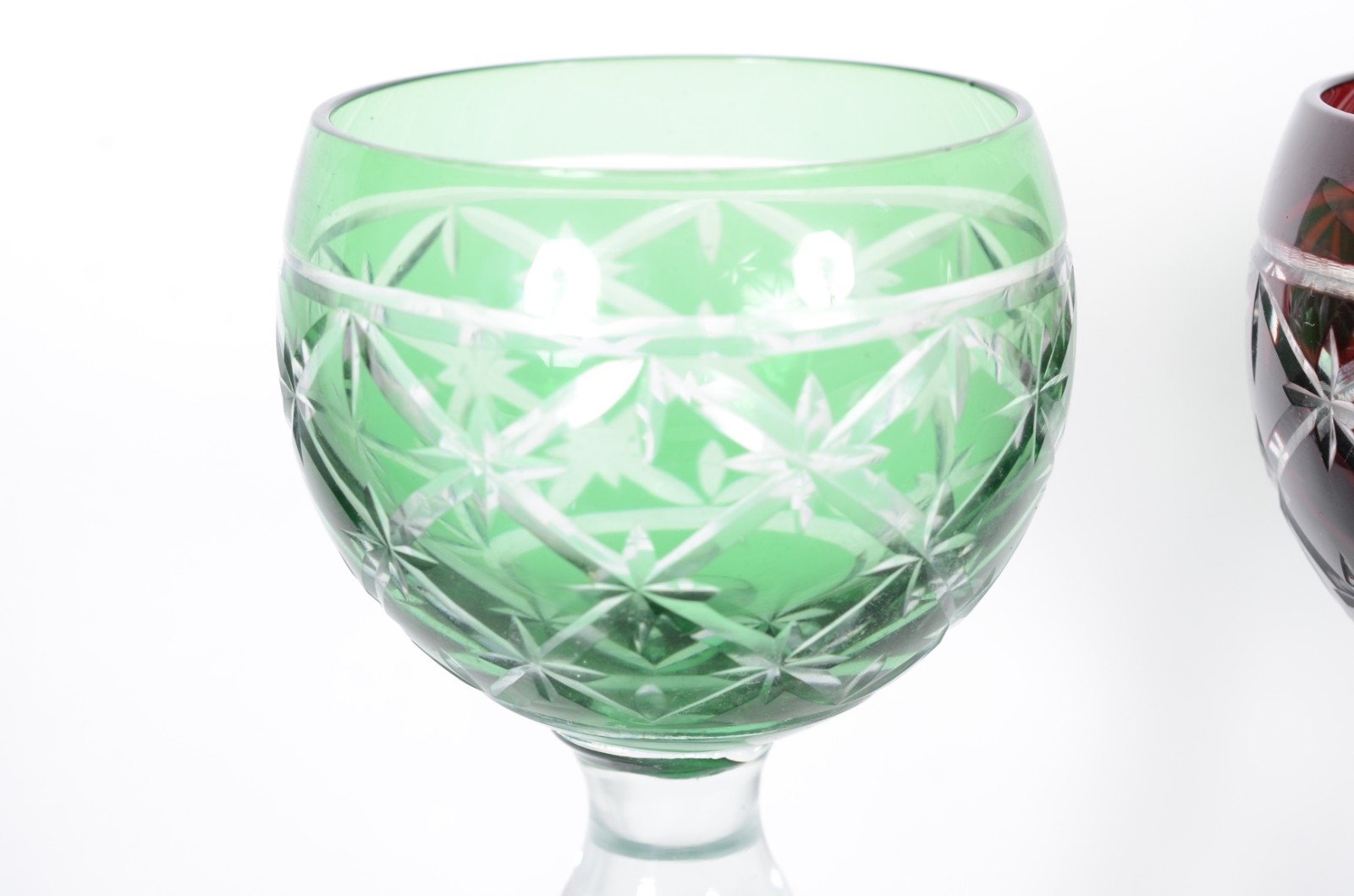 Três cálices para vinho de cristal lapidado doublé em diversas cores. - foto 3 de 6