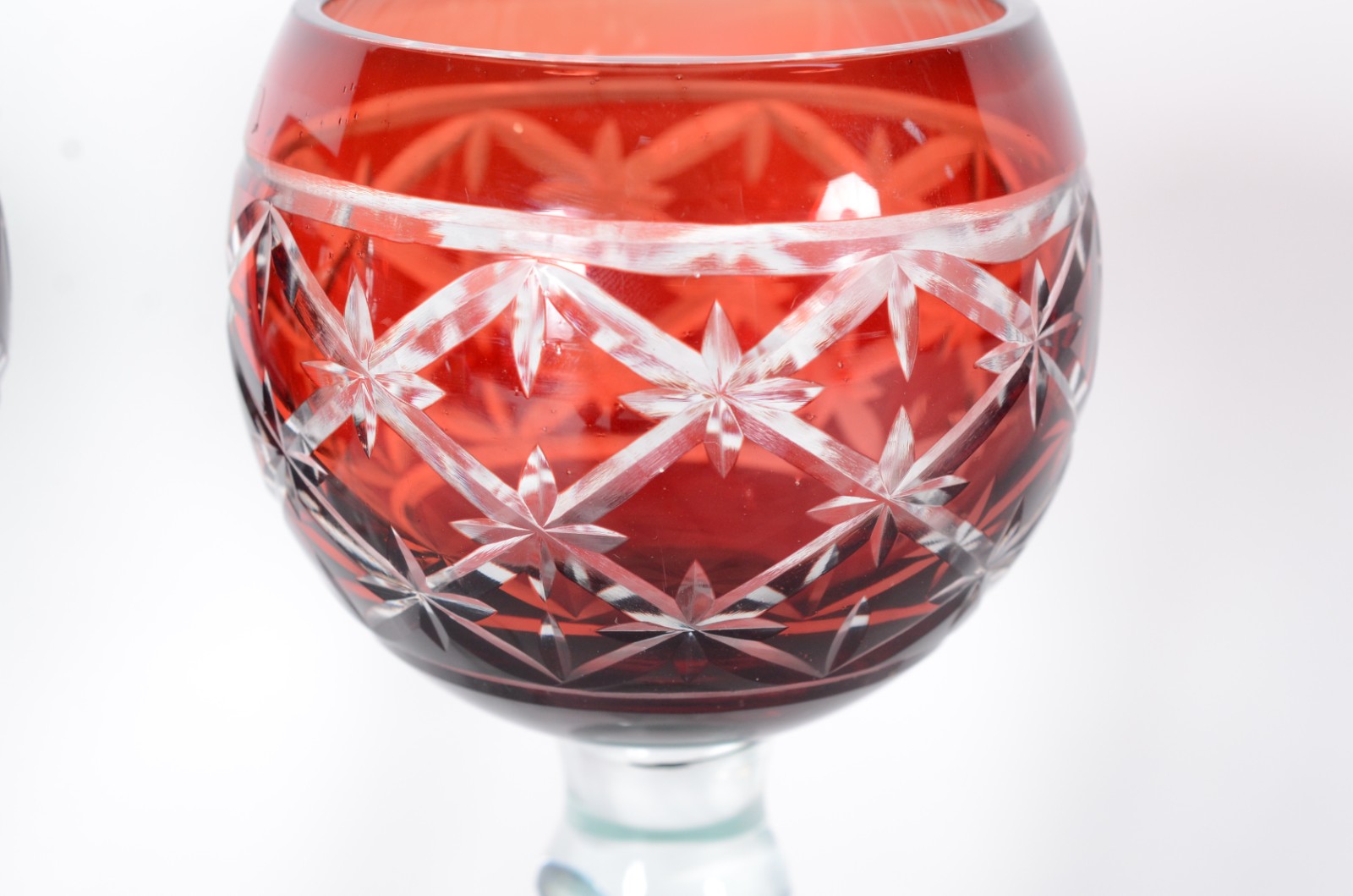 Três cálices para vinho de cristal lapidado doublé em diversas cores. - foto 4 de 6